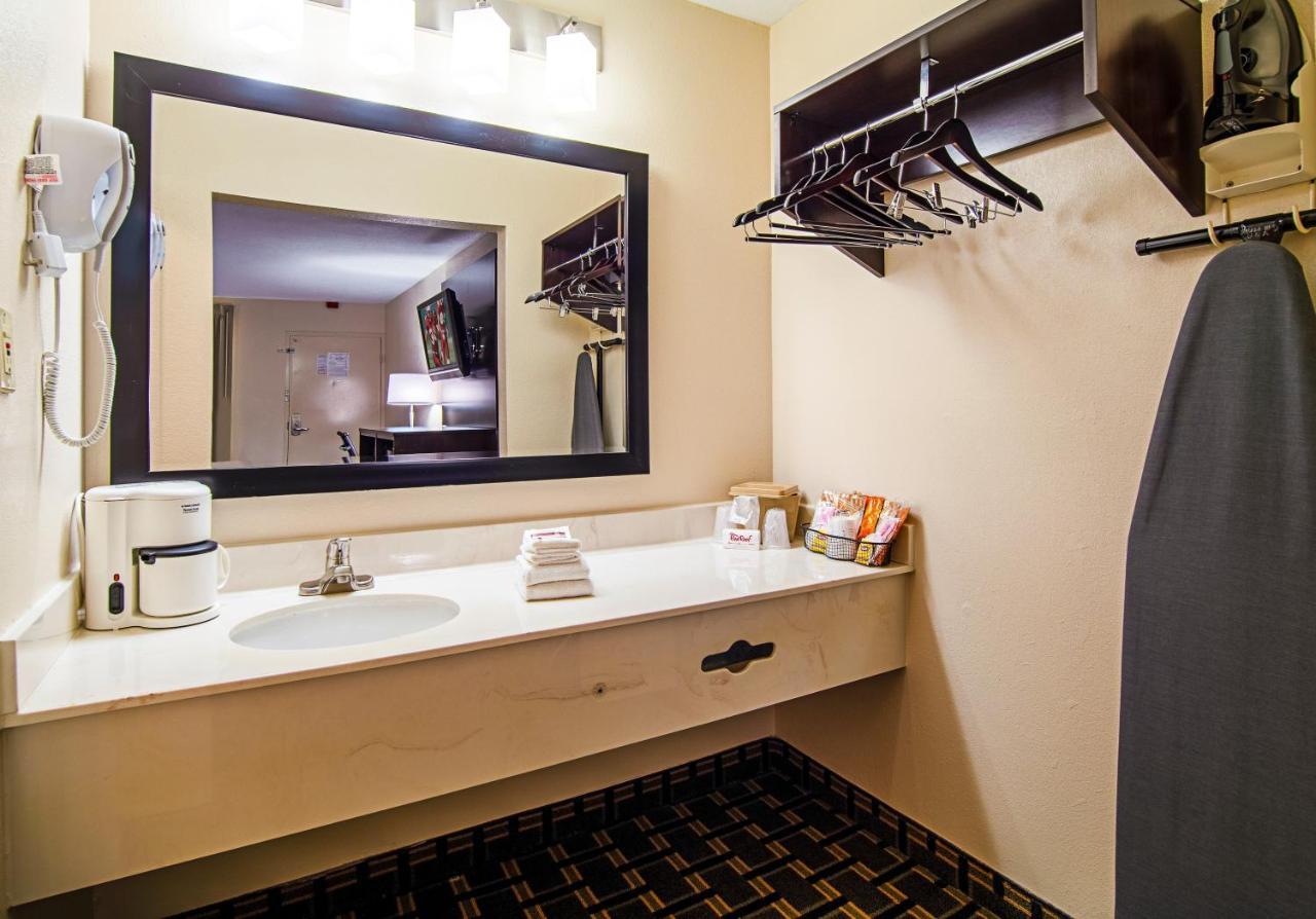 Red Roof Inn & Suites Greenwood, Sc Экстерьер фото